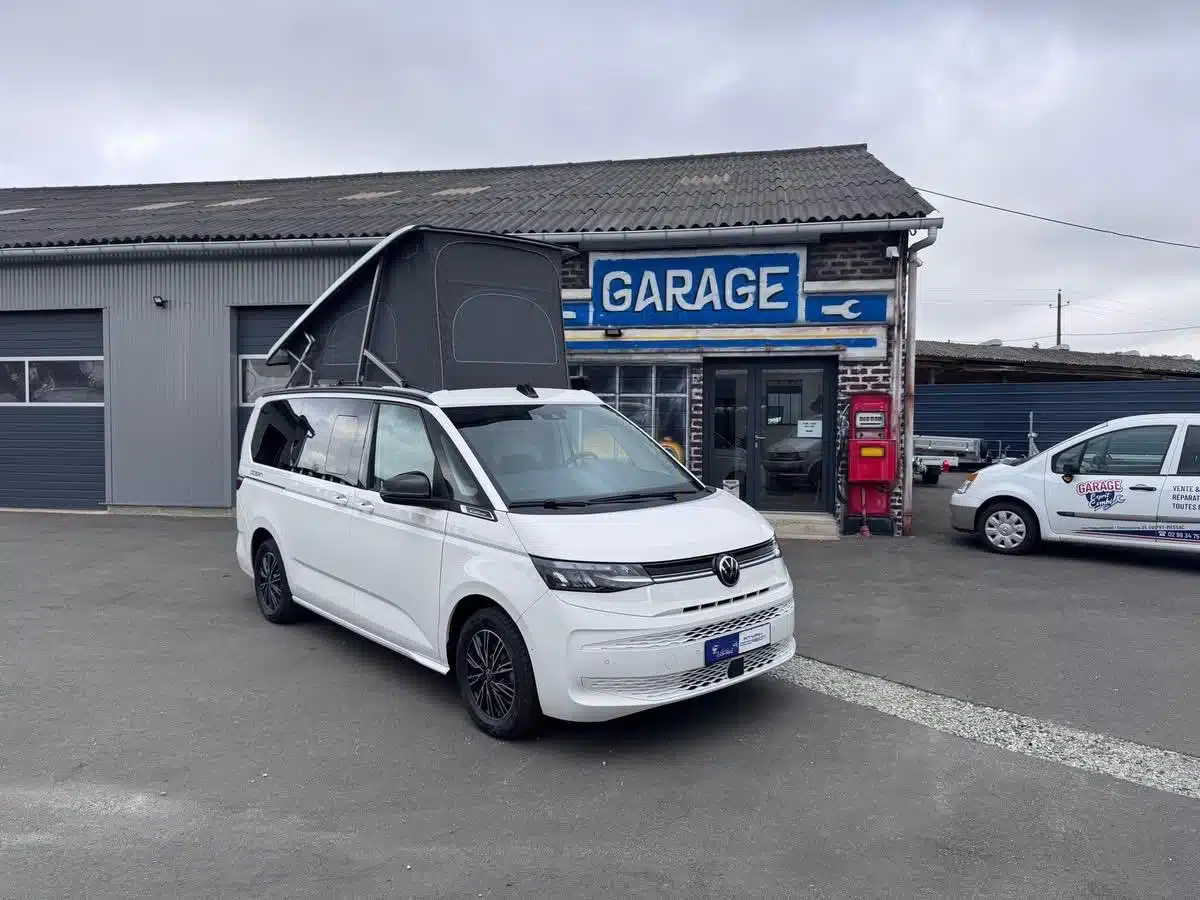 Van Volkswagen devant le garage Esprit Combi à Guipry-Messac